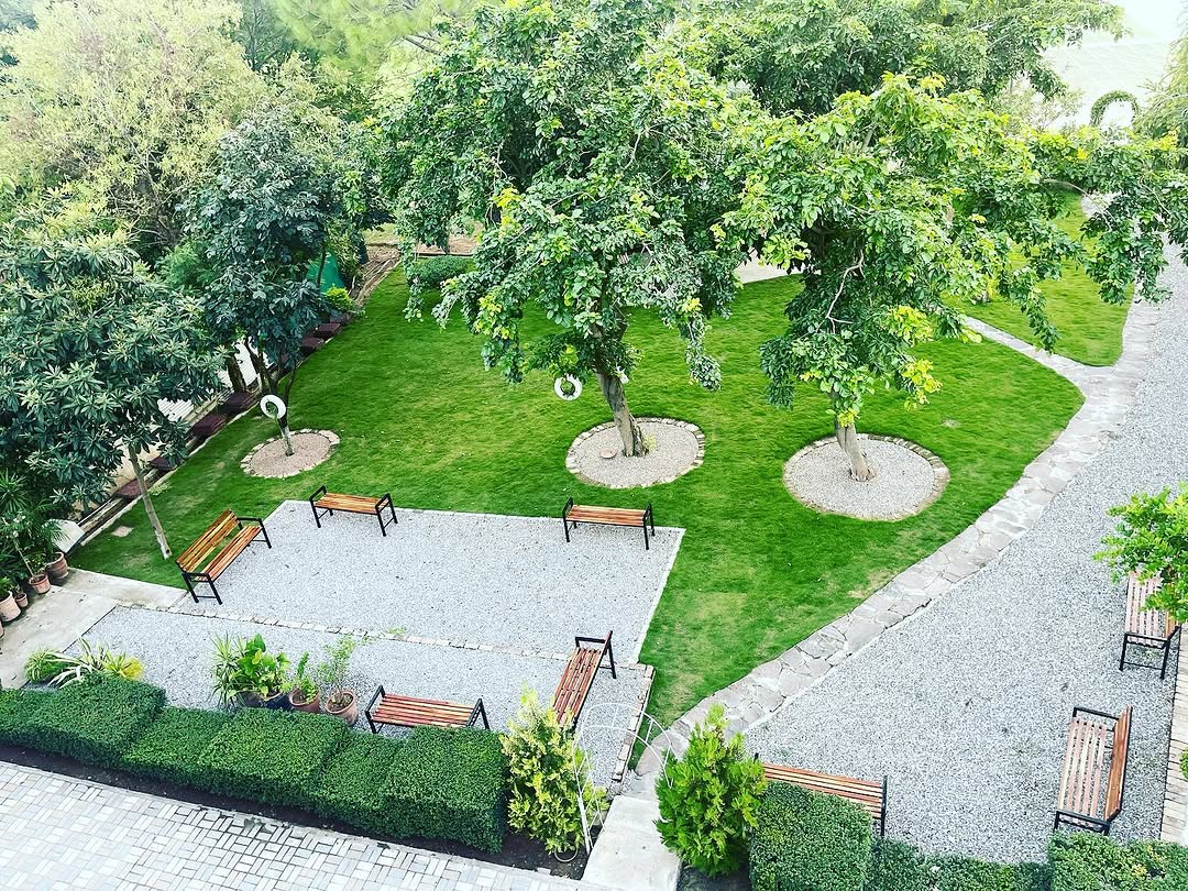 Garden and seating area on the PSI campus